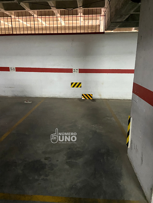 Se vende Piso 1 Habitacion - La Sang - Alcoy
PLAZA GARAJE INCLUIDA EN  PRECIO
30 m2 sin ascensor  con semi-plantas por lo que no es costoso llegar al inmueble, 3º piso.  junto Universidad. Amplio salón con cocina office. Amueblado electrodomésticos  P: 47.500 € - t: 625 619 249