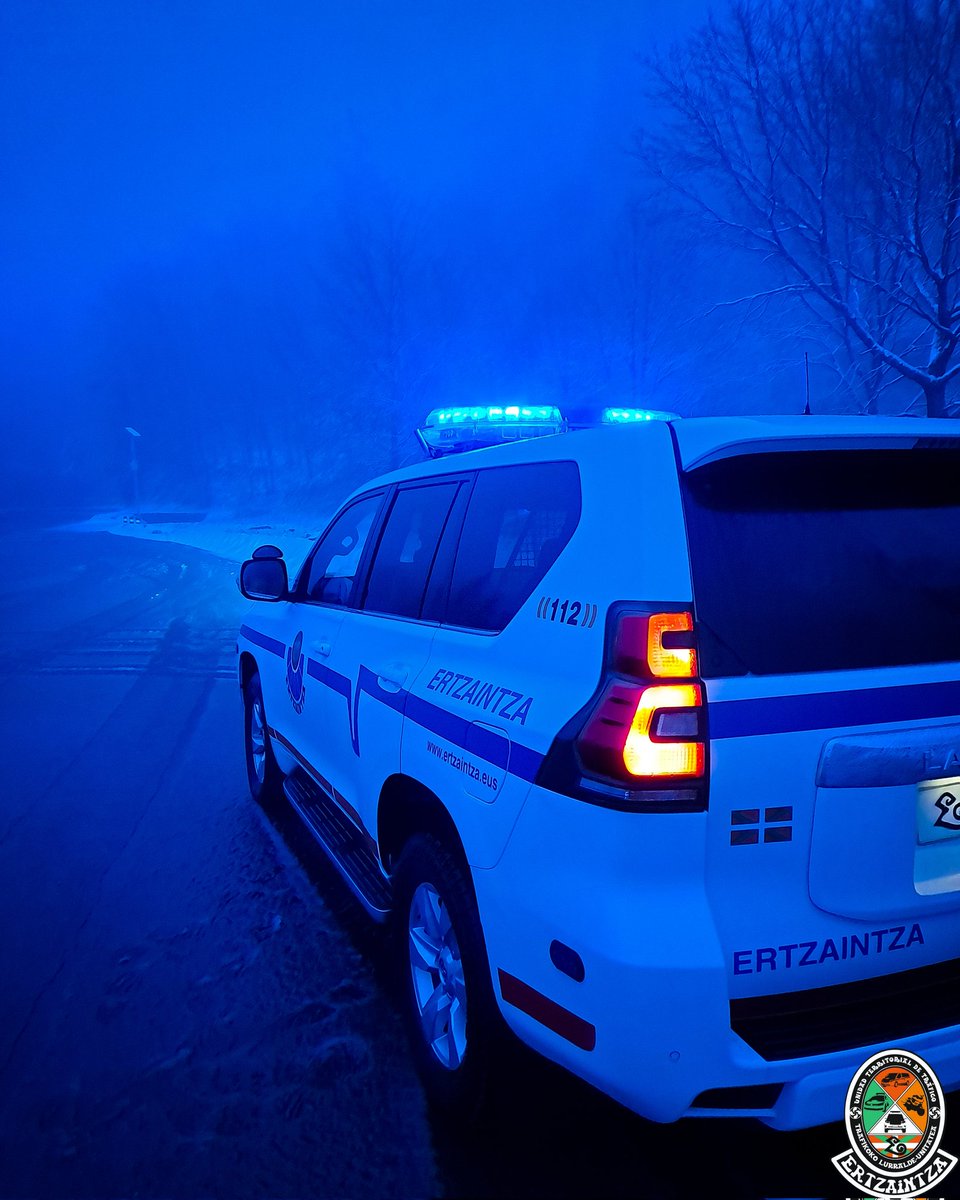 ETrafikoa's tweet photo. 🚨En algunos altos de la red viaria vasca sigue nevando débilmente, que junto a las bajas temperaturas hacen que tengamos que extremar la precaución al volante.

🔹#Trafikoa
🔹#Tráfico
🔹#Policía
🔹#Euskadi
🔹@ertzaintzaejgv 
🔹@trafikoa

#seguridadvial #segurtasuna #autobidea https://t.co/jyCnRv6B0h