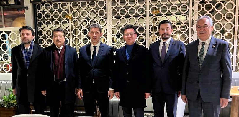 Değerli Hemşehrilerim, Kıymetli Dava Arkadaşlarım,
Genel Başkanımız, Cumhurbaşkanımız Sayın Recep Tayyip ERDOĞAN’ın Tensipleri İle AK Parti Antalya İl Başkanlığına atanmış bulunmaktayım.
Öncelikle Sn. Cumhurbaşkanımıza bize olan güvenlerinden dolayı teşekkür ediyorum.