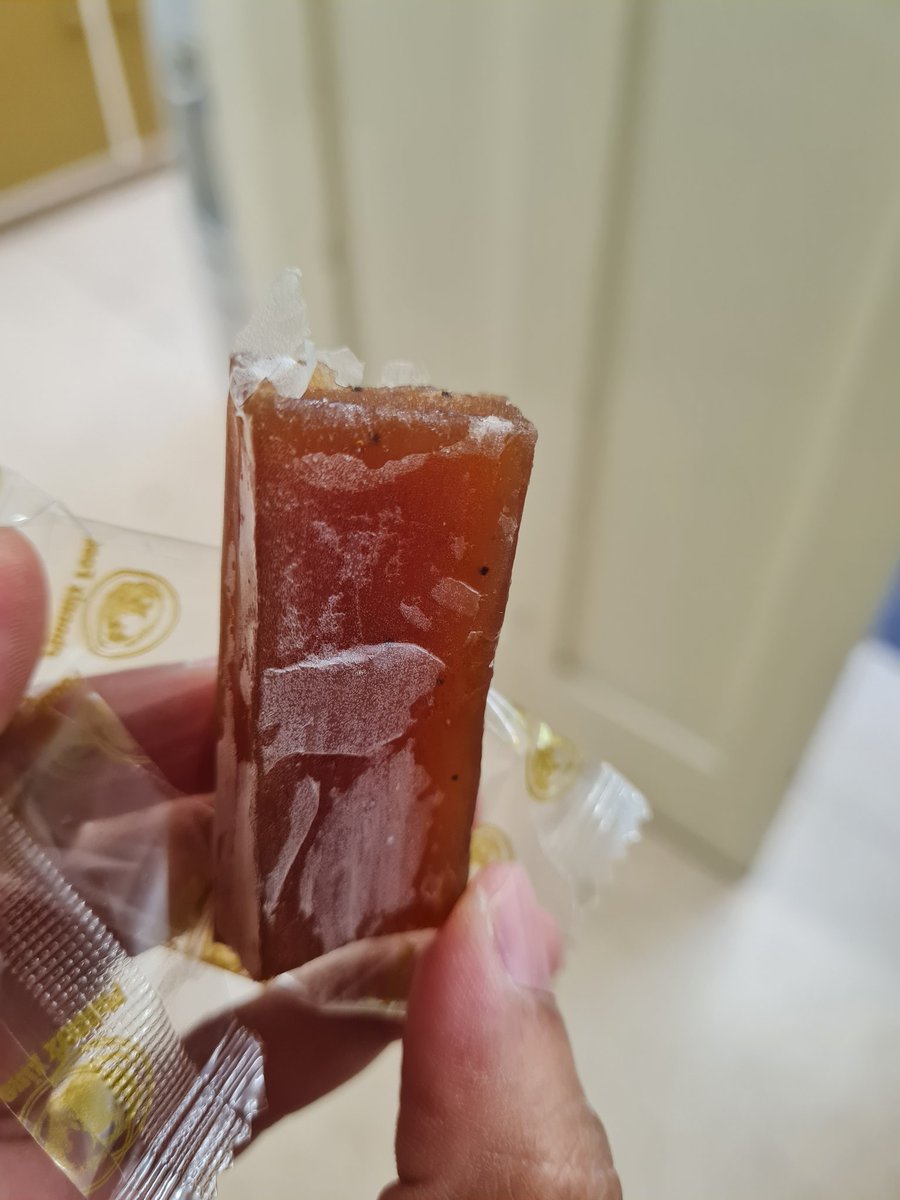 RezaRef's tweet image. Gaes..gaes. Plastik yang nempel di dodol bisa dimakan atau ngga ya? Dari dulu belum nemu jawabannya 🤔