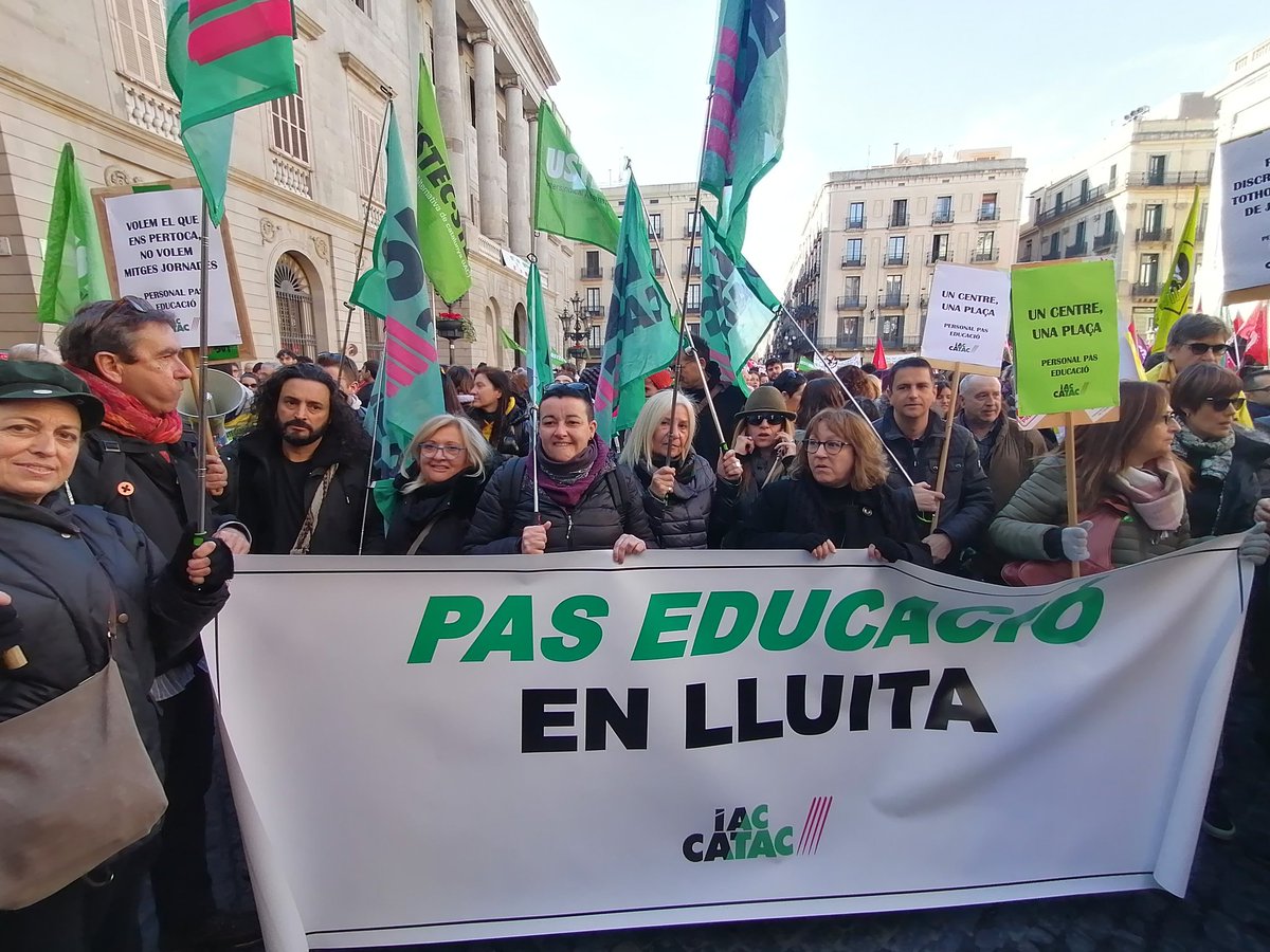 CATAC_IAC's tweet photo. A punt de començar la multitudinària manifestació de la #VagaEducacioSanitat‼️
Plaça Sant Jaume plena per demanar uns serveis públics de qualitat!

Tot el nostre suport a la convocatòria i nosaltres defensem els drets del personal PAS

#PASEducaioEnLluita 
#CambrayDimissio https://t.co/ojCL4UsNzl