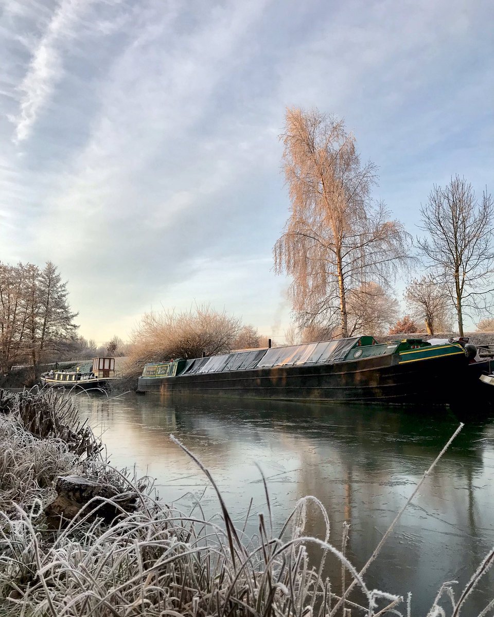 ‘William’ in the frost. 🥶
#royaltyclass #lifesbetterbywater #vintageboat #grandunioncanal #visitnorthamptonshire  #family #narrowboatholidays #visitengland