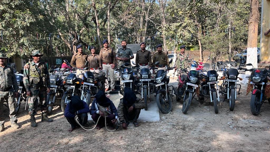 लोहरदगा में बाइक चोर गिरोह का पुलिस ने किया भंडाफोड़, चोरी के 23 मोटरसाइकिल बरामद Police busted bike thief gang in Lohardaga, recovered 23 stolen motorcycles
