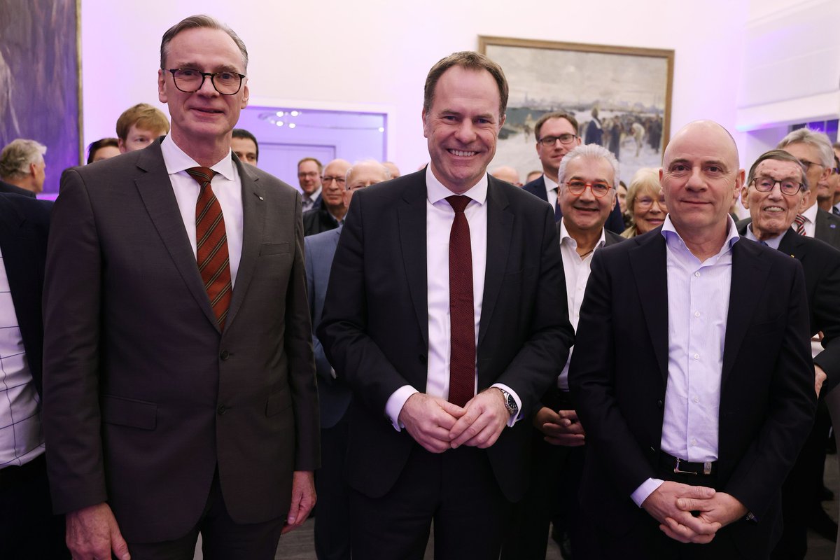 Duesseldorf's tweet image. #boot2023: Empfang im Rathaus ⛵ 

Oberbürgermeister Dr. Stephan Keller hat am Dienstag, 24. Januar, anlässlich der @nonstopboot Repräsentanten der Wassersportwirtschaft zum traditionellen Rathaus-Empfang eingeladen.  

👉 ow.ly/owmU50MzPcS