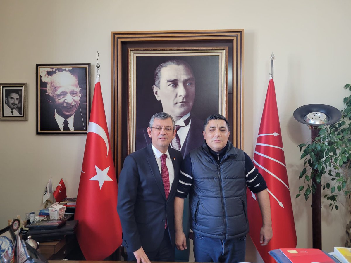 <a href="/herkesicinCHP/">CHP 🇹🇷</a> Genel Başkan Vekili Sayın <a href="/eczozgurozel/">Özgür Özel</a> ile makamında görüştük ve taleplerimizi ilettik; dile getireceğine dair sözümüzü aldık 😊

Merakla ve heyecanla beklediğimizi bildirir; her şey için bir kez daha teşekkür ederiz🙏🏻

<a href="/kilicdarogluk/">Kemal Kılıçdaroğlu</a>
<a href="/CHPManisailbsk/">CHP Manisa İl Başkanlığı</a>