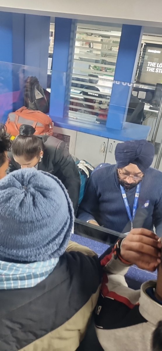 imayankmadaan's tweet photo. No reshedule until 30th @GoFirstairways , no refund if your return ticket is before that from another aviation company but refund is there for one's with return ticket from gofiest.#gofirstsucks, now i can't go before 30th as they aren't rescheduling, and NO return on return. https://t.co/rcFfjLEIL8