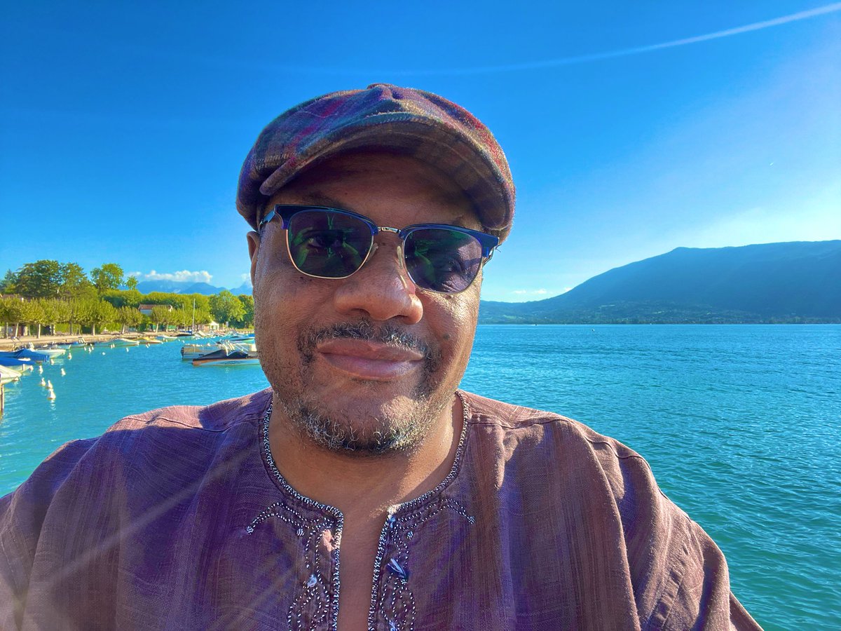 TMunengoni's tweet image. Hopewell does not represent any Zimbabwean in any capacity. We don't want his dialysis and cancer machines. He should start thinking of upgrading his rural home, building tombstones for his departed relatives .

Zimbabwe must be built by those mandated by the people to do so!