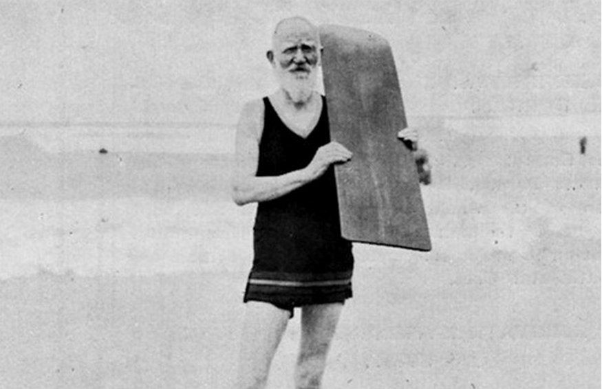 1928: George Bernard Shaw surfing at the Muizenberg beach (South Africa) at the age of 75.