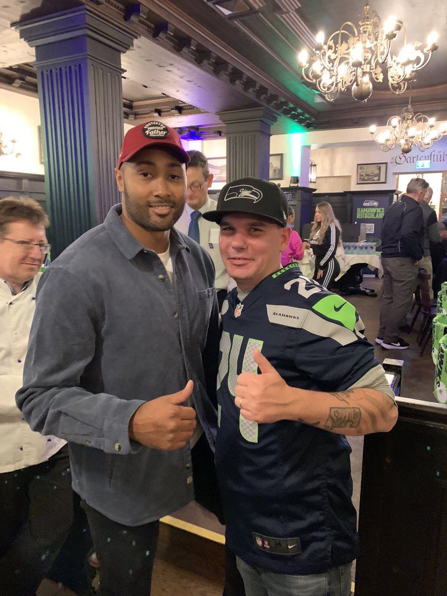 flozilla84's tweet photo. @12s @Seahawks Meeting KJ in Munich and the whole atmosphere here around the game! @KJ_WRIGHT34 https://t.co/hZZCyQsJth