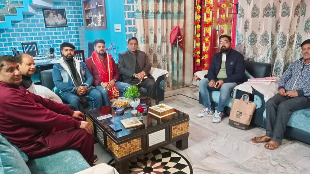 CMGuptaOfficial's tweet photo. रिहारी बक्शी नगर मंडल के नवनियुक्त युवा मोर्चा के मंडल अध्यक्ष #Sunaal_Kakkar जी को उनके घर जा कर सम्मानित किया!
इस अवसर पर रिहारी बक्शी नगर मंडल अध्यक्ष @atulbakshi1447 जी,पार्षद #Surinder_Choudhary जी,मंडल मंत्री #kushant जी भी रहें उपस्थित! @ImRavinderRaina @AshokKoul59 https://t.co/BlpX1pubDb