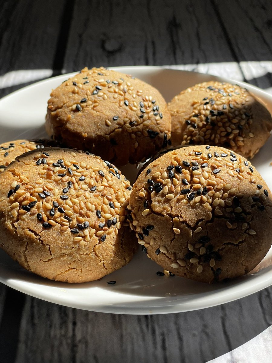 Catching on those tiny seeds before the season of sesame comes to an end! 
Sun & Sesame 🌞🌱
#tahinicookies #tahinisauce #tahinirecipes #tahini #cookiesofinstagram #instacookies #food #bakers #bakersofinstagram #cookies