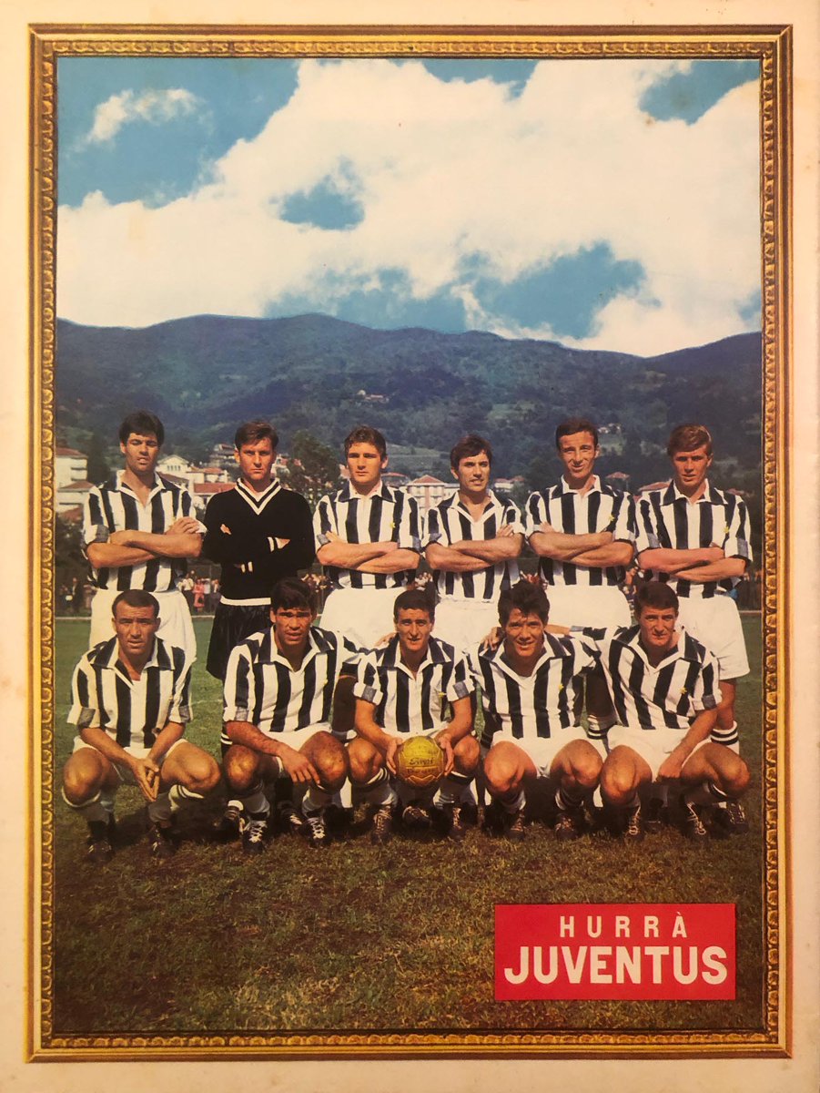 JUVEN_TV's tweet photo. In quarta di copertina la foto ufficiale dei titolari per la stagione 1964/65: #Salvadore, #Anzolin, #Leoncini, #Stacchini, #Castano, #Sarti; #DelSol, #Combin, #Gori, #Sivori, #Menichelli. https://t.co/b6M5osyyyO