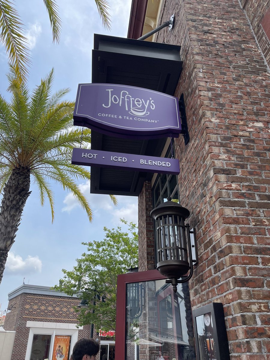 mickeynet010's tweet photo. ディズニー・スプリングスにあるJoffrey’sでは色々なコーヒー豆が販売されています。パッケージもまた可愛い。ラテアートも出来るみたいです。#MNWDW https://t.co/9gs8kzwx7d