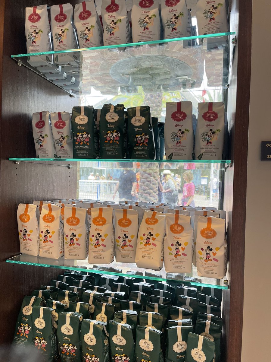 mickeynet010's tweet photo. ディズニー・スプリングスにあるJoffrey’sでは色々なコーヒー豆が販売されています。パッケージもまた可愛い。ラテアートも出来るみたいです。#MNWDW https://t.co/9gs8kzwx7d