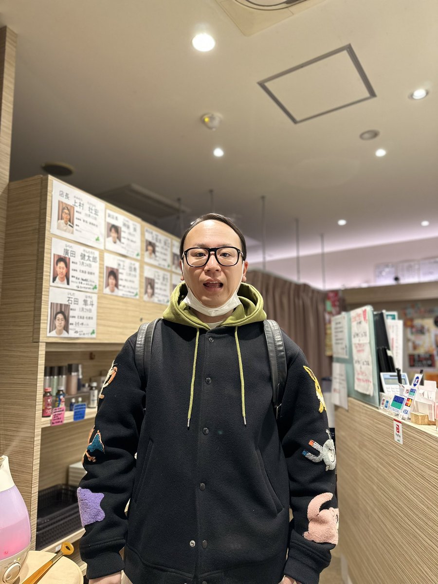 refleine's tweet photo. 皆さま　こんにちは！

本日、上野店にトレンディエンジェルのたかし(@peroperotakashi )さんがご来店！
骨盤調整で年末年始のお疲れをリフレッシュしていただきました！

劇場の予定をみると千葉・福岡・大阪・群馬など飛び回る日々が続きますが、疲れたときはいつでも来てください！

#リフレーヌ https://t.co/9LKLtXiP0u