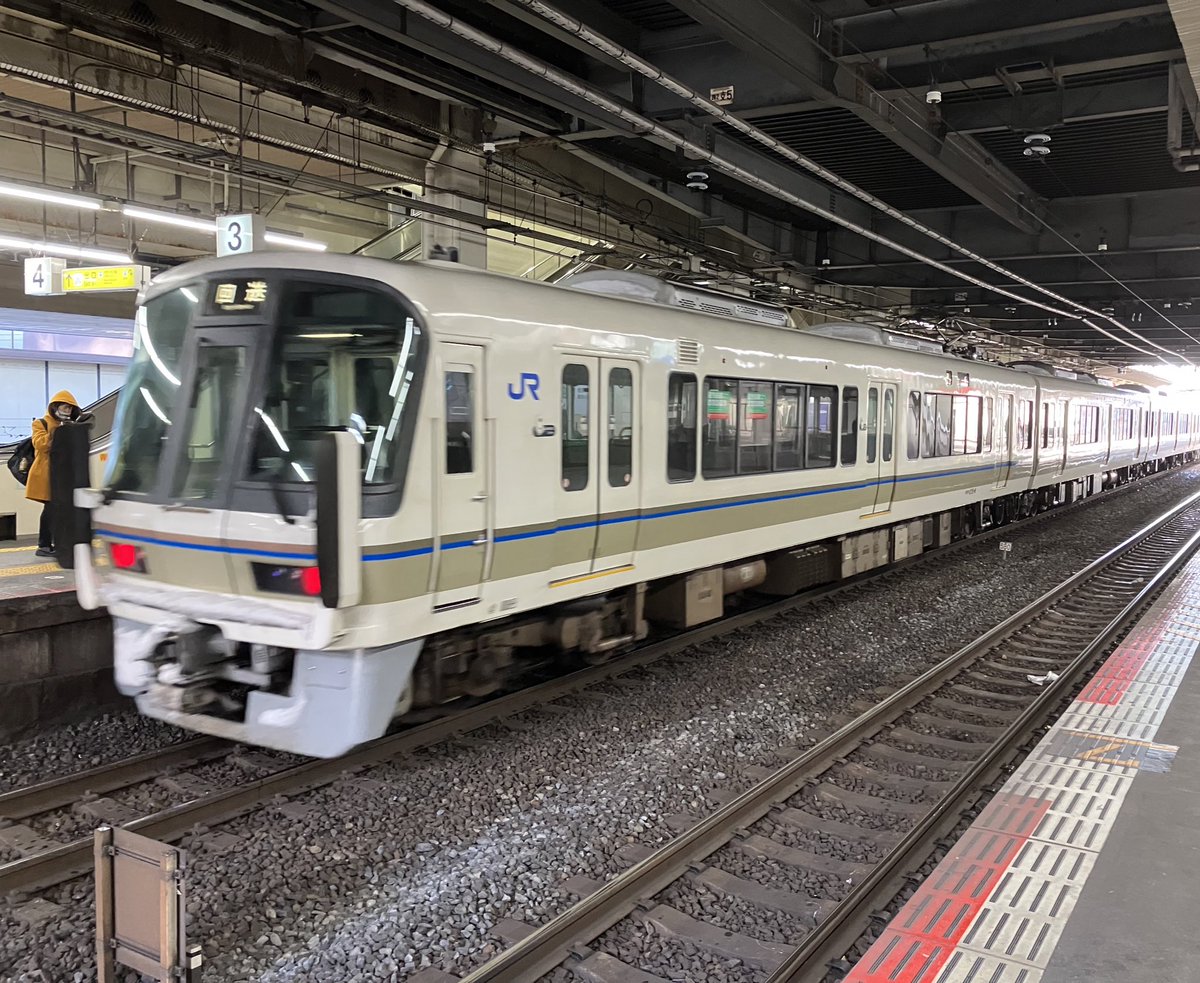 住吉内側を221-6連が回送で下っていった