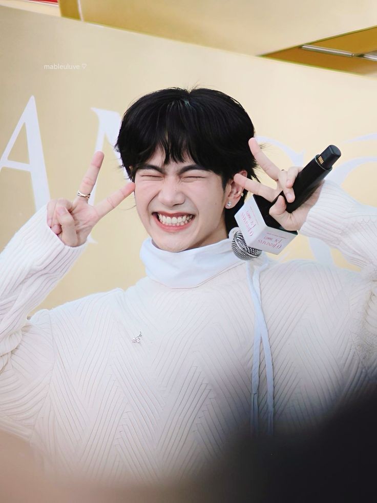 Jjang_mishi_27's tweet photo. #Beyourluve quiero ver esa sonrisa durante toda mi vida, así que luchemos para que esa sonrisa vuelva a brillar 💙💙💙 https://t.co/RuaM4DUgR1