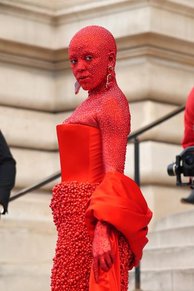 AHappyGoth's tweet photo. I'm so sorry but the cherry pie man from Master of Disguise is all I can see bro 😭 #DojaCat #dojacatcrystals #dojacatred #fashionweek #masterofdisguise https://t.co/s36jDKNm2I