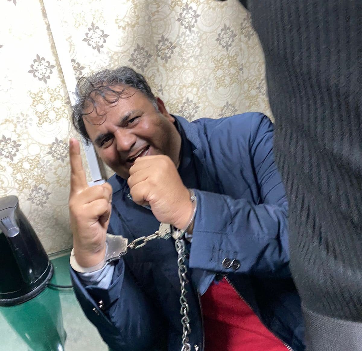 فواد چوہدری گرفتاری کے بعد عدالت میں پیش
#فواد_چوہدری_کو_رہا_کرو 
#FawadChaudhry