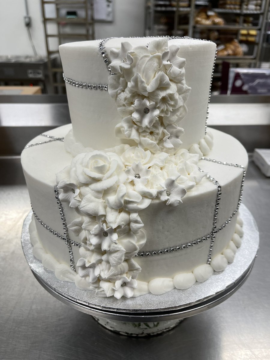 Today’s wedding cake #twotier #weddingcake #cakedecorating #cakedecorator