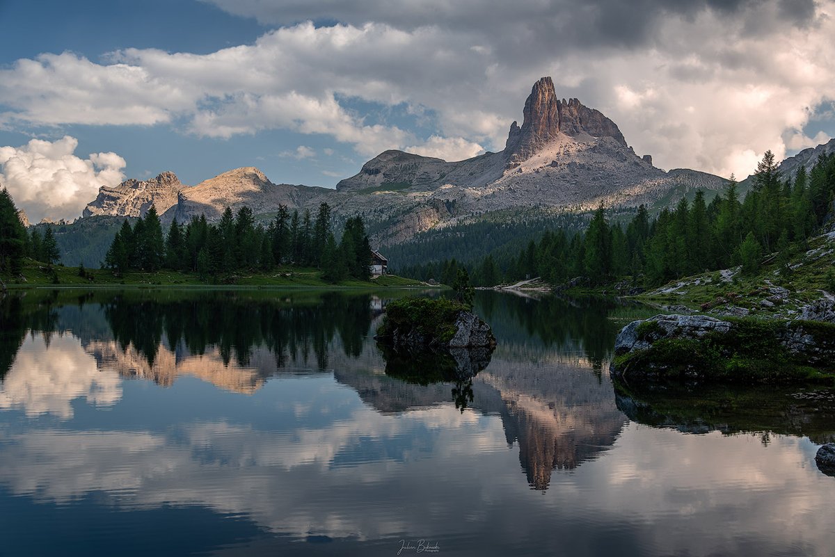 julienbukowski's tweet photo. J'aime beaucoup les paysages des Dolomites, je pourrais y retourner chaque année sans même épuiser mes idées de compositions photographiques. Le lago Federa est un exemple des magnifiques paysages que tu peux trouver là-bas. Si tu es amateur de beaux paysages, j'espère que cette https://t.co/CzfBUZf9mu