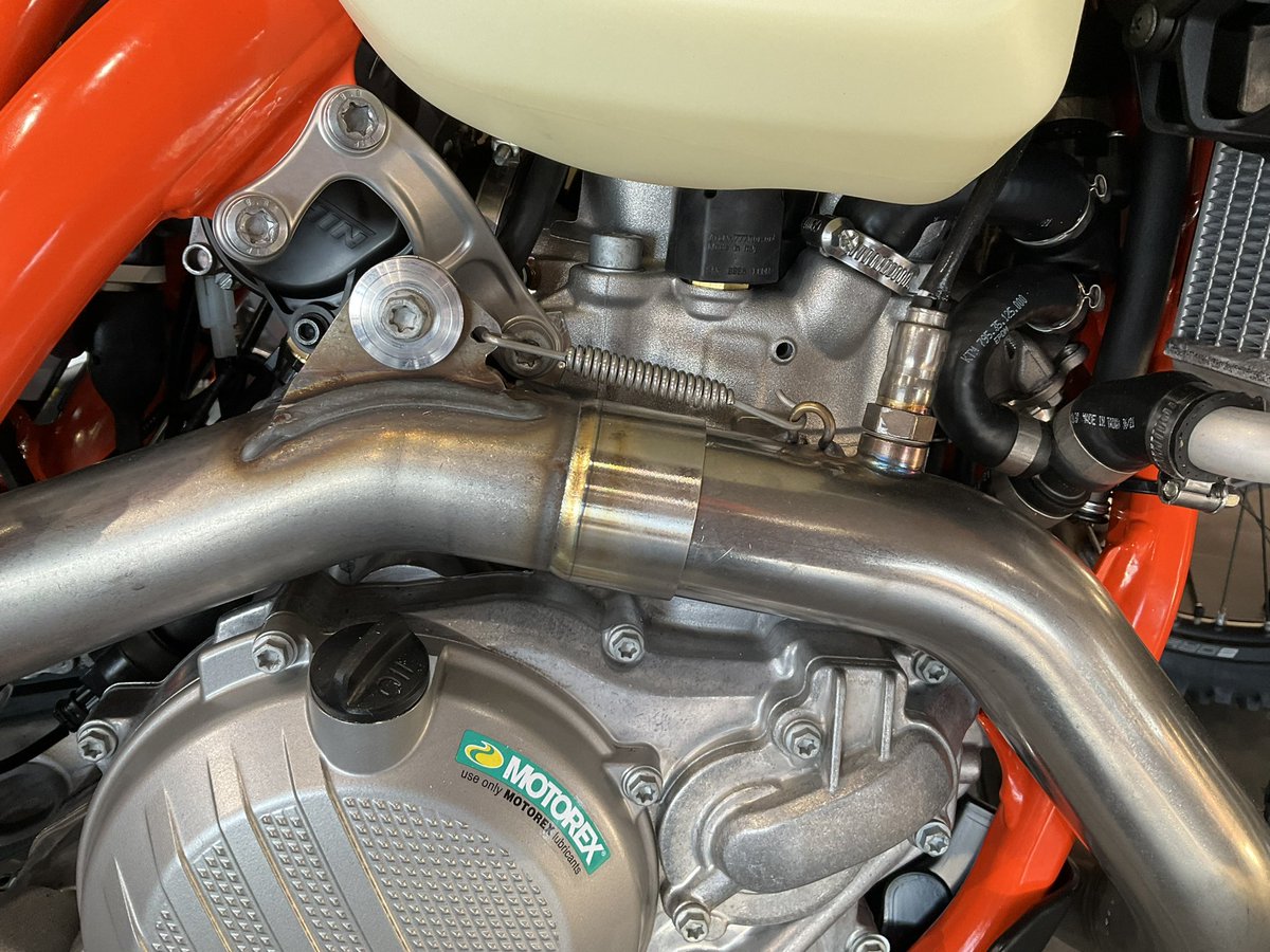KTM819O4's tweet image. #OHC #DOHC #500EXC6days #350EXC #690SMCR #250DUKE 
エンジンを見ても何ccか判らない！