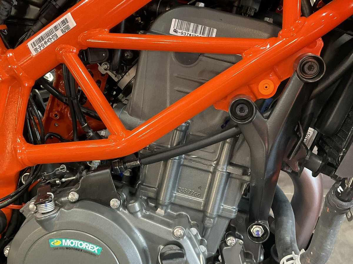 KTM819O4's tweet image. #OHC #DOHC #500EXC6days #350EXC #690SMCR #250DUKE 
エンジンを見ても何ccか判らない！
