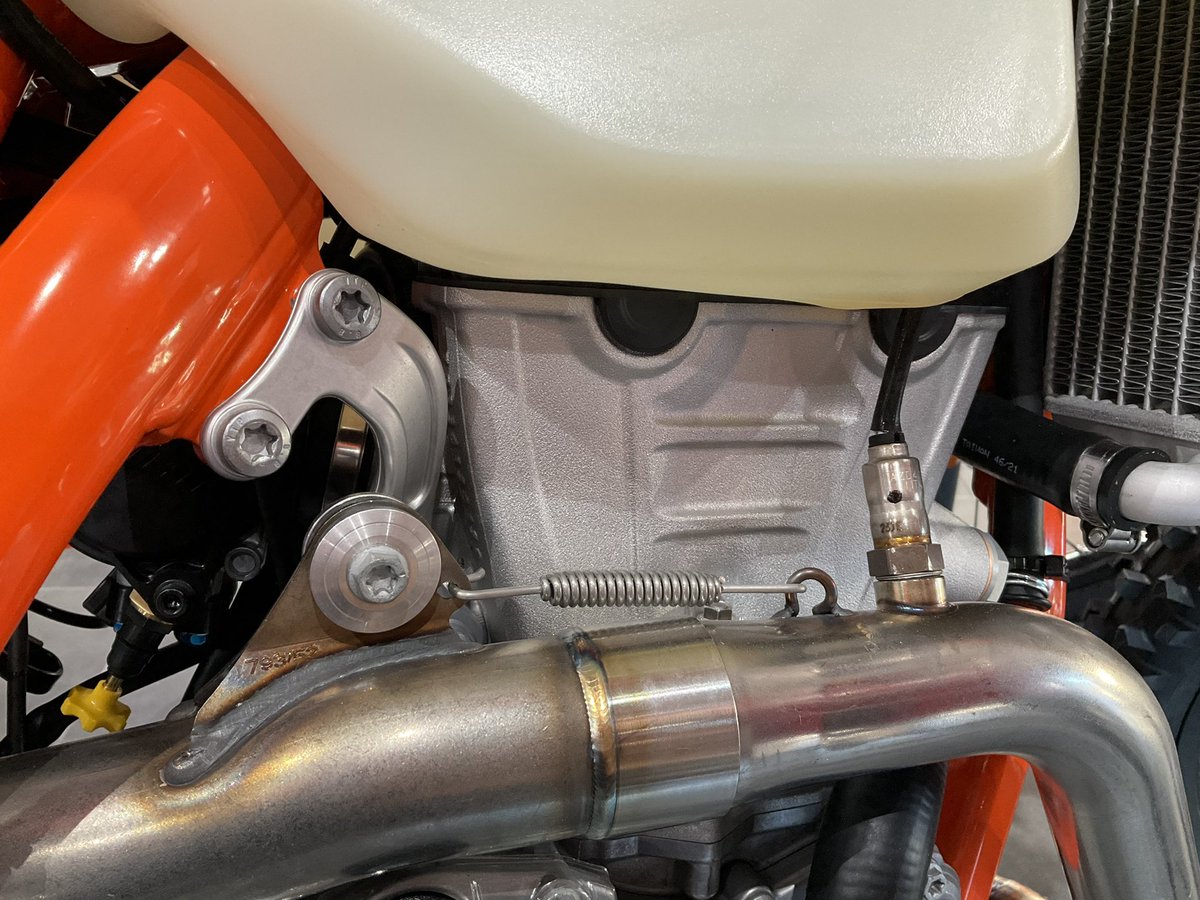 KTM819O4's tweet image. #OHC #DOHC #500EXC6days #350EXC #690SMCR #250DUKE 
エンジンを見ても何ccか判らない！