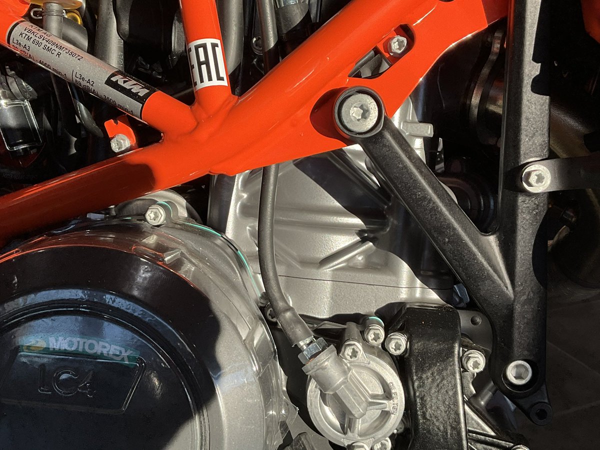 KTM819O4's tweet image. #OHC #DOHC #500EXC6days #350EXC #690SMCR #250DUKE 
エンジンを見ても何ccか判らない！