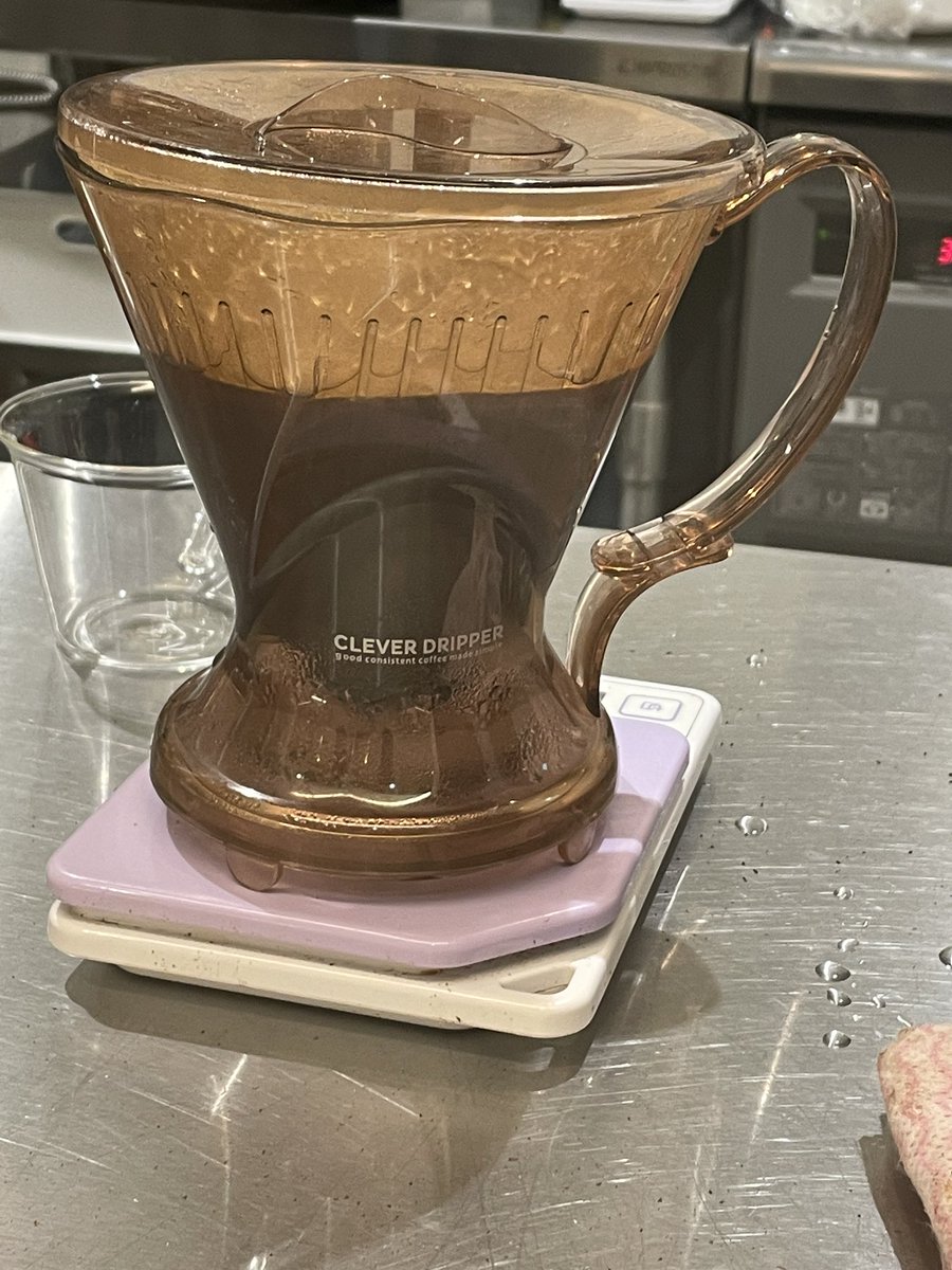gen_capy_piano's tweet photo. COEを一杯☕️
やっぱ美味しい
ドリッパーが変わっていたので見せてもらった
ドイツ製のClever Dripper
カップの上に置くと底蓋が開く
初めて見た
エルサルバドル🇸🇻ドス農園産
#カップオブエクセレンス #COE2021 #CleverDripper #コーヒー好きな人と繋がりたい #CoffeeTime https://t.co/gzCGP2o04i