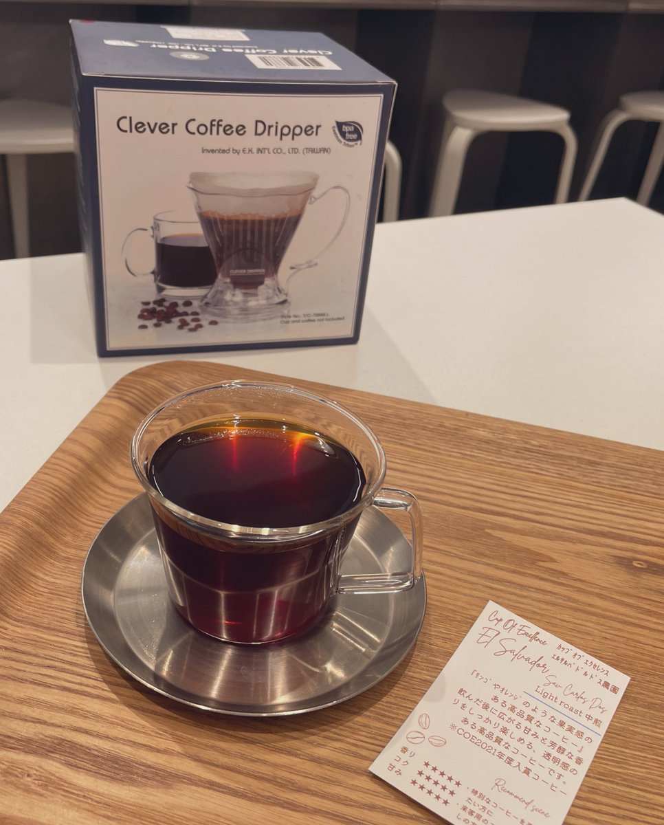 gen_capy_piano's tweet photo. COEを一杯☕️
やっぱ美味しい
ドリッパーが変わっていたので見せてもらった
ドイツ製のClever Dripper
カップの上に置くと底蓋が開く
初めて見た
エルサルバドル🇸🇻ドス農園産
#カップオブエクセレンス #COE2021 #CleverDripper #コーヒー好きな人と繋がりたい #CoffeeTime https://t.co/gzCGP2o04i