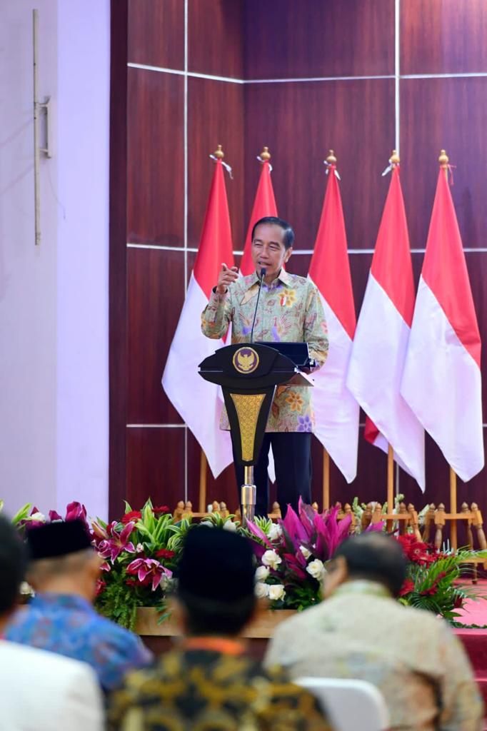 SDM unggul dan berkualitas adalah kunci daya saing bangsa.  Saya meminta agar Badan Kependudukan dan Keluarga Berencana Nasional dengan 1,2 juta penyuluh, menjalankan tugas dengan baik, di antaranya meningkatkan kualitas keluarga dan menjaga keseimbangan pertumbuhan penduduk.