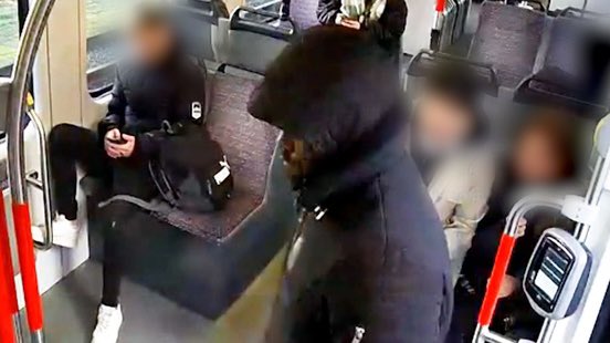 Een 19-jarige vrouw is in de tram vanuit het niets hard op haar hoofd geslagen met een groot mes. “Niks aan de hand”, zeggen veel collega’s in de raad over het toenemende (messen)geweld. Zoeken we even mee naar deze hufter? De politie is u dankbaar. omroepwest.nl/nieuws/4677074…