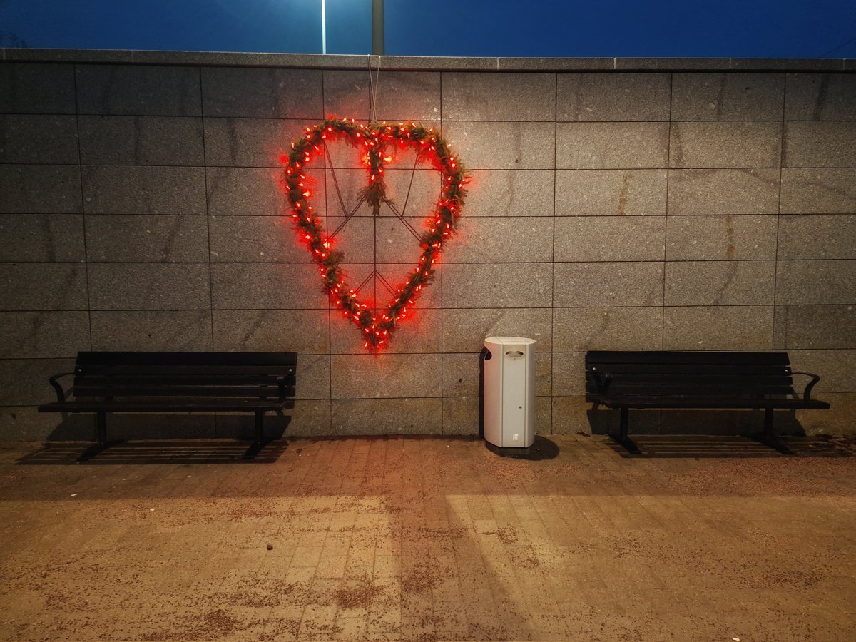 Love benches...loved the heart between the 2 benches #streetphotographersFoundation #streetphotographersawards #streetphotographersfdn #streetphoto #streetview #streetart #instagram #magnumphotos #photooftheday #photooftheweek #StreetphotographersMagazine