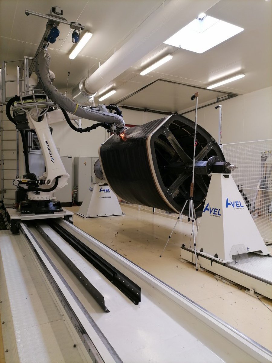 Avel Robotics utilise pour le nautisme une technologie de drapage très courante dans l’aéronautique. Quinze bateaux neufs prendront le départ du prochain Vendée Globe : 7 seront équipés de foils conçus par cette PME morbihannaise !
Une info de <a href="/maureenlemao/">Maureen Le Mao</a> pour @lalettreapi