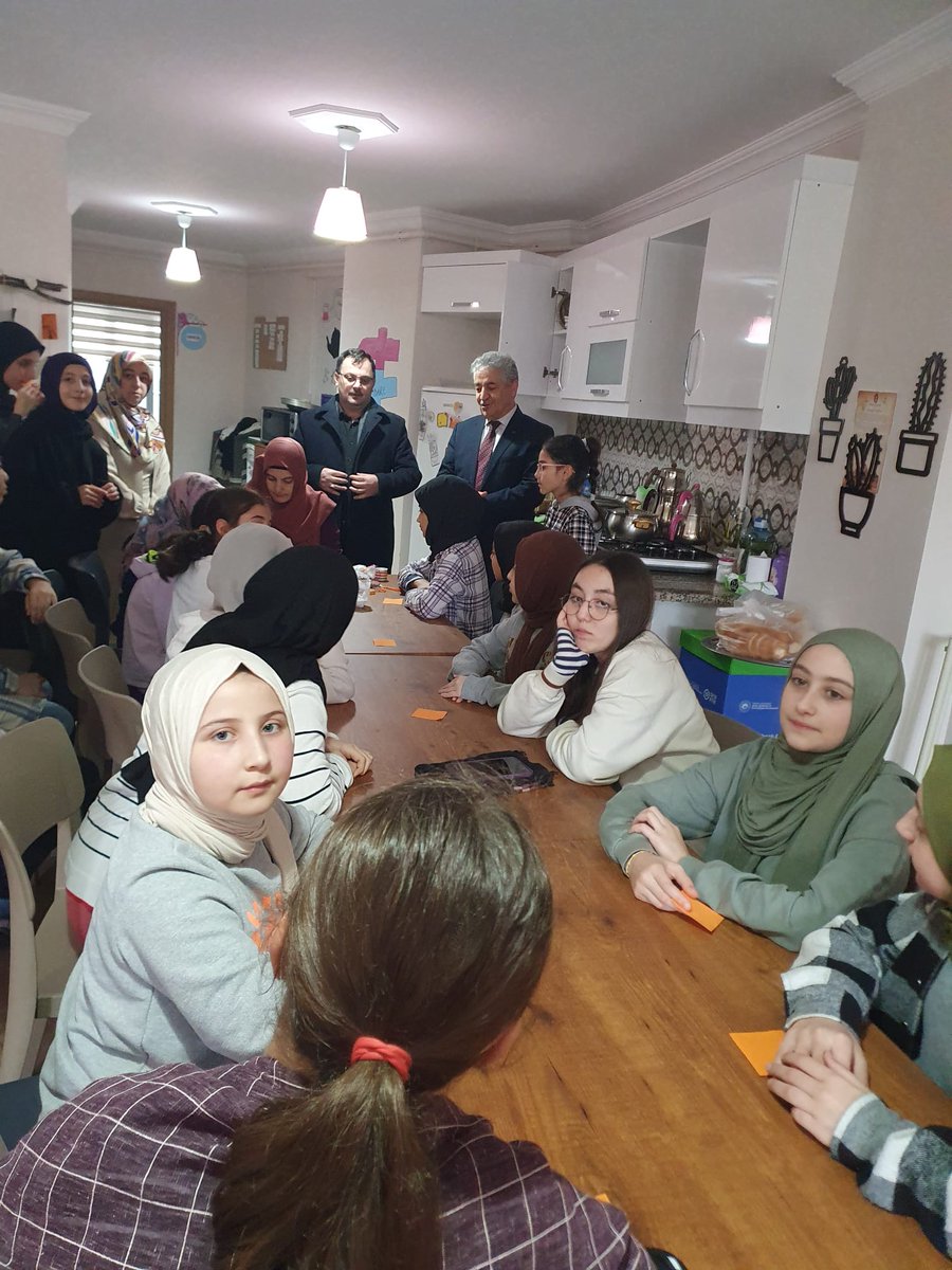 CorluMuftulugu's tweet photo. Gençliğe Değer Ara Dönem Kampı Hz. Hatice Gençlik Merkezimizde başladı. Gençlik Merkezimizi ziyaret eden İlçe Müftümüz Dr. Mevlüt HALİLOĞLU ve Uzman Vaiz Mehmet BAĞCI öğrencilerin kamp programına gösterdikleri ilgiden memnun kaldılar...
#çorlumüftülüğü #mevlüthaliloğlu https://t.co/4vuJhAQAj7