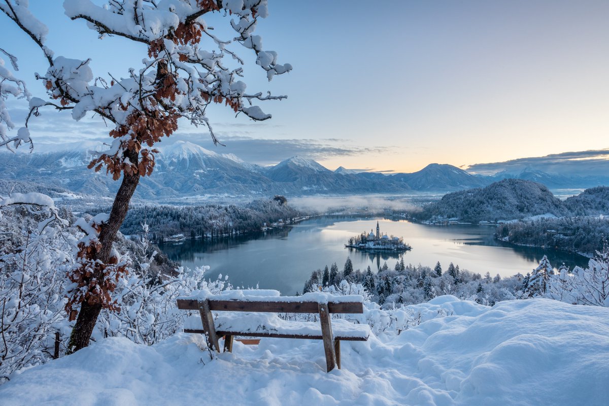 Winter wonderland. 🥰 Were you lucky enough to experience Bled in snow? ❄️

#lakebled #ifeelsLOVEnia #slovenia #bled 
📸 Jošt Gantar za Julijske Alpe