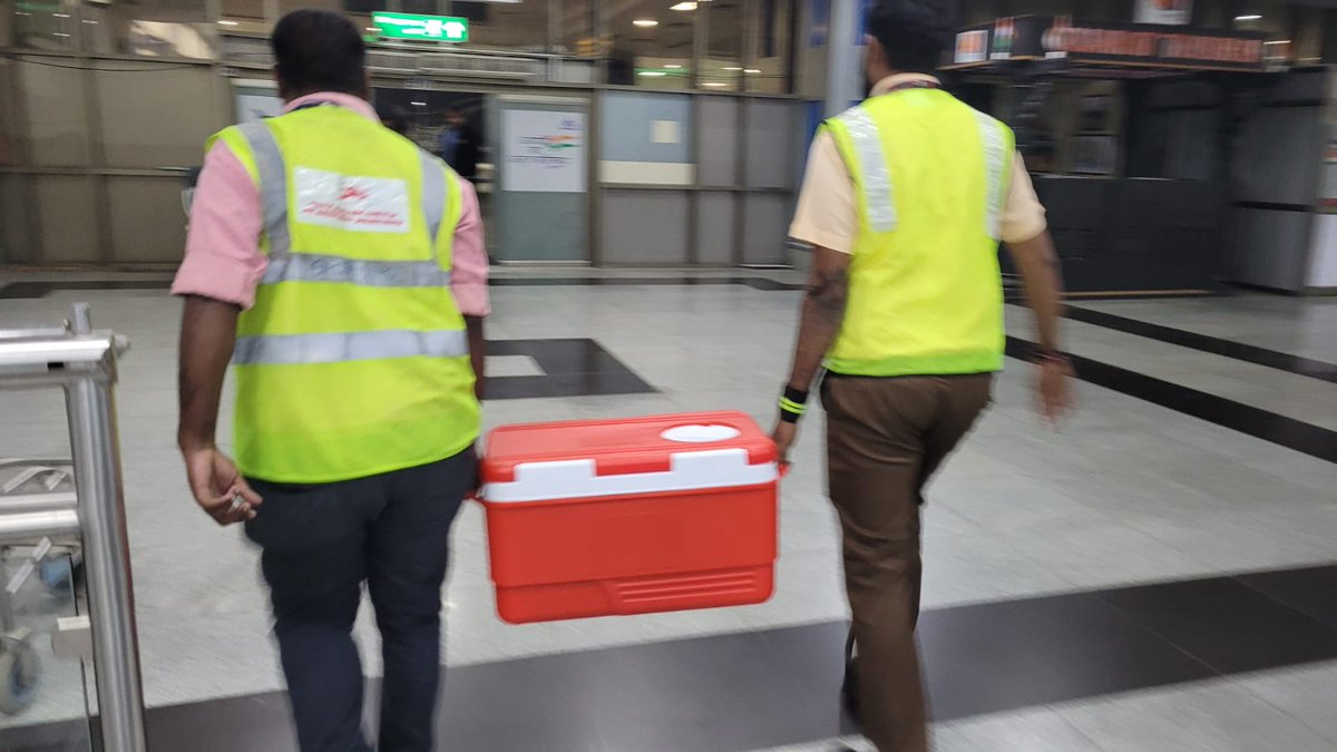 #TeamSuratAirport is proud to be a small chainlink in the noble cause of organ donation.
Proud to share that once again transportation of a live organ was successfully facilitated through Surat Airport today early morning by extending watch hours.
#DonateLife
#SafeTravels