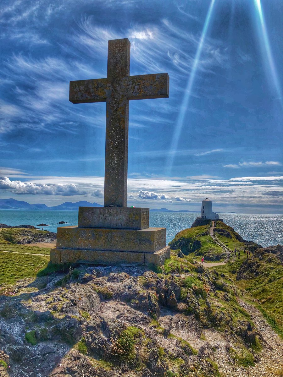 I have taken A LOT of photos on Ynys Llanddwyn over the years. It is my favourite spot - so beautiful. This one was taken in August 2019.

Dydd Santes Dwynwen Hapus i chi gyd.

#SantesDwynwen #DyddSantesDwynwen
