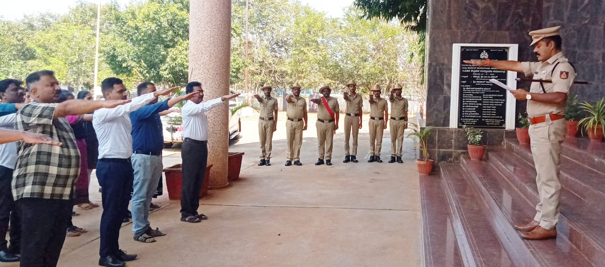 chnpolice's tweet photo. ದಿನಾಂಕ 25-01-2023 ರಂದು ರಾಷ್ಟ್ರೀಯ ಮತದಾರರ ದಿನದ ಅಂಗವಾಗಿ ಚಾಮರಾಜನಗರ ಜಿಲ್ಲಾ ಪೊಲೀಸ್ ಕಛೇರಿಯಲ್ಲಿ ಪ್ರತಿಜ್ಞಾ ವಿಧಿಯನ್ನು ಸ್ವೀಕರಿಸಲಾಯಿತು. #TPShivakumarIPS #SPchamarajanagar https://t.co/uKhxHiiB0K