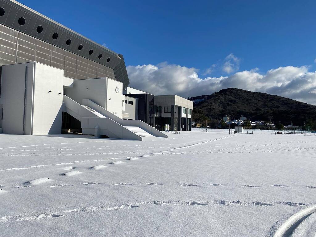 SpirB's tweet photo. 10年に���度の大寒波❄️
志摩はまだマシやったけど、
鳥羽はエラいコトになっとた🌨❄️☃️
#鳥羽
#鳥羽市
#大雪
#凍結
#大寒波 https://t.co/0iyplLsulM