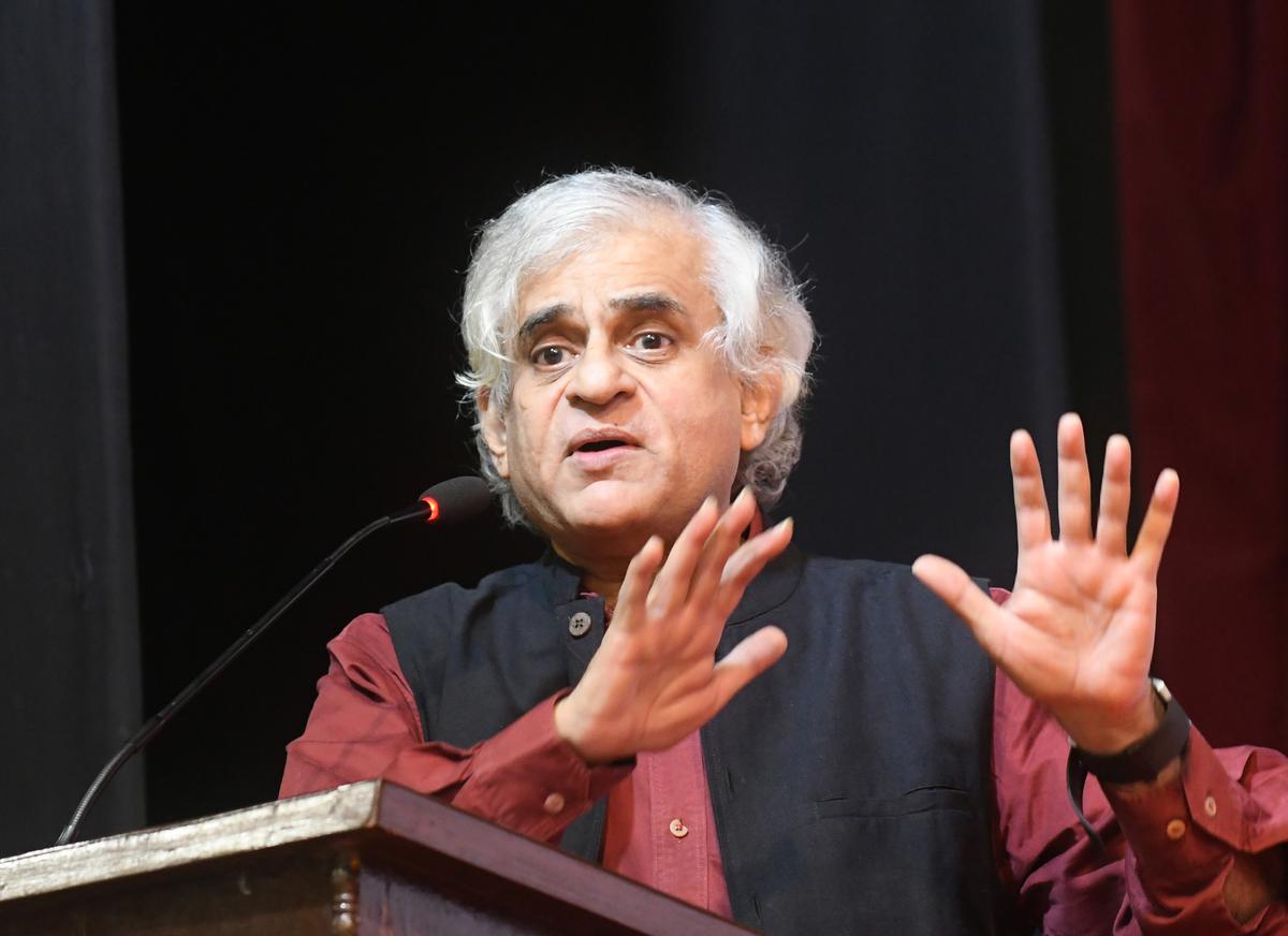 frontline_india's tweet photo. *NEW* INTERVIEW | "One of the most serious losses to #journalism is that it has turned into a carnival-yelling by anchors. We have forgotten how to tell a story. Storytelling is at the heart of journalism. This was very important for me." - @PSainath_org 

https://t.co/m4971dNeGq https://t.co/ghGeyCqd3Z