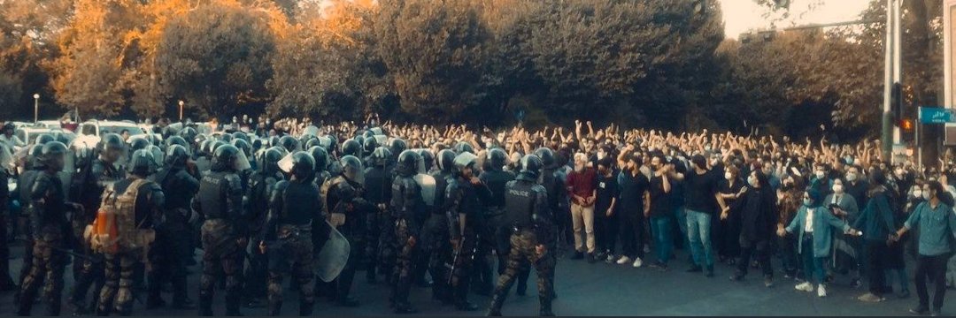 zhrwmph's tweet photo. برای تصویر تکرار این لحظه
کشته ندادیم که سازش کنیم و به زندگی قبلی برگردیم
#مهسا_امینی https://t.co/qWfxAtrnIV