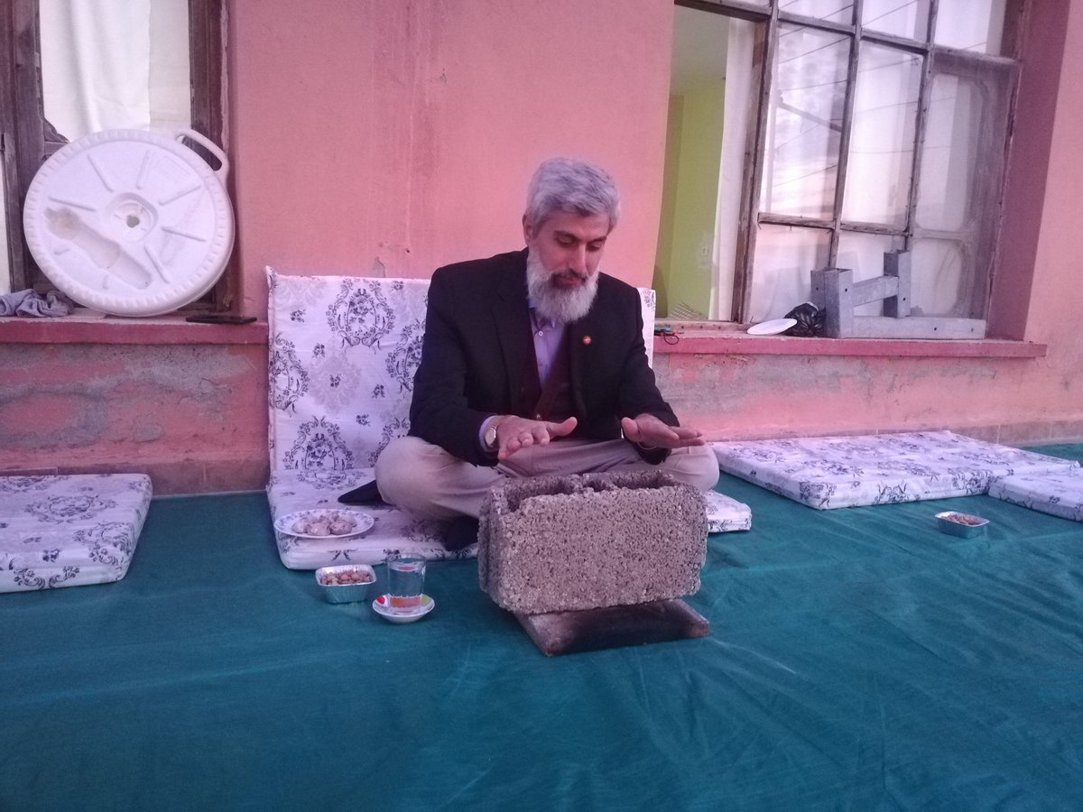 kuytulhoca's tweet photo. Üstadım!
Mütevazı hayatın samimiyet kokuyor,
Attığın adımlar medeniyet dokuyor,
Yarın yazacak tarih bugün seni okuyor,
Zulme karşı duruşun tarihe bıraktı iz.

#GönüllerBirOlsun
#AlparslanHocayaÖzgürlük https://t.co/6I1aBX73cM