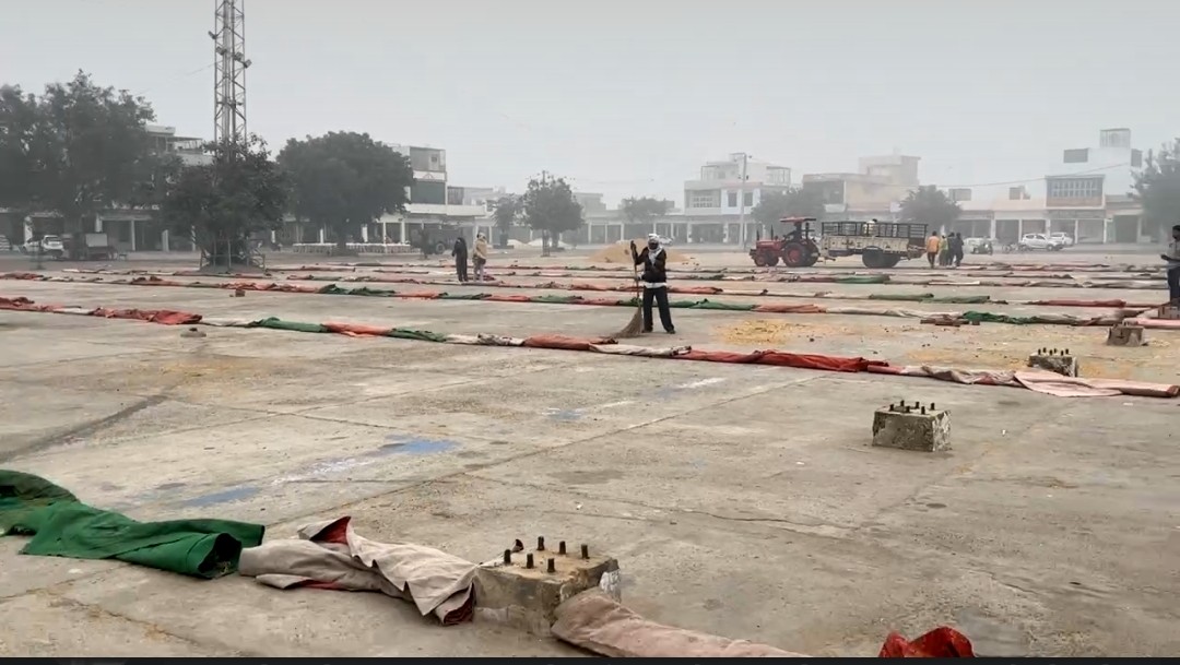 NeelkamalPb's tweet photo. #SKM #JindMahaPanchayat on January, a teal if senior leaders of farm organisation #BKUEktaUgrahan has already reached Jind grain market and taking stock of preparations to turn it as a big rally for pending demands of #DelhiMorcha https://t.co/bifc2ReMef
