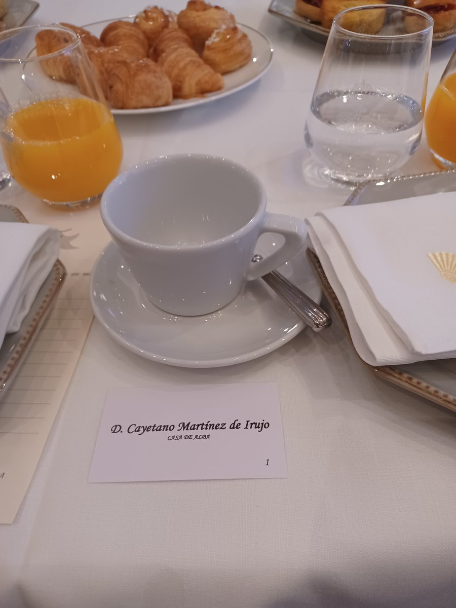 alidariz's tweet photo. Invitado a la mesa presidencial del portavoz de ERC, Gabriel Rufián , que interviene en el desayuno informativo organizado por Forum Europa. https://t.co/6oRbV8Isdl