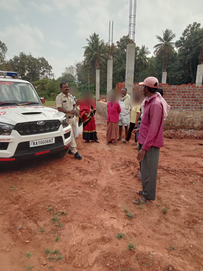 chnpolice's tweet photo. ದಿ:24-01-23ರಂದು09:44ಗಂಟೆಯಲ್ಲಿ ಕೊಳ್ಳೇಗಾಲ (ಗ್ರಾ) ಠಾಣಾ ವ್ಯಾಪ್ತಿಯ ಅಗ್ರಹಾರ ಗ್ರಾಮದಲ್ಲಿ ಜಾಗದ ವಿಚಾರವಾಗಿ ಜಮೀನಿನ ಹತ್ತಿರ ಗಲಾಟೆ ಉಂಟಾಗಿದೆ 112 ಗೆ ಕರೆಬಂದಿದ್ದು ಹೊಯ್ಸಳ-08 ಅಧಿಕಾರಿ ಸ್ಥಳಕ್ಕೆ ಧಾವಿಸಿ ಗಲಾಟೆ ನಿಲ್ಲಿಸಿ,ತಿಳುವಳಿಕೆ ನೀಡಿ ಸಂಬಂಧಪಟ್ಟ ಇಲಾಖೆಯಲ್ಲಿ ಸಮಸ್ಯೆ ಬಗೆಹರಿಸಿಕೊಳ್ಳುವಂತೆ ತಿಳಿಸಿರುತ್ತಾರೆ. #SPchn https://t.co/r44gRidEnK