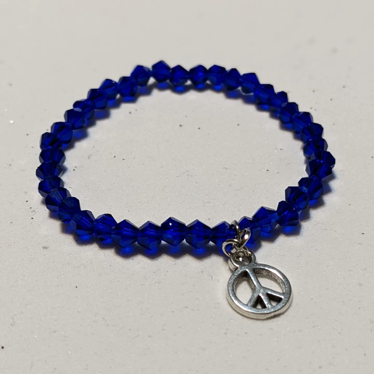 littleshoes08's tweet photo. Midnight hobby 📿 #BraceletMaking #soothesmysoul #calmsmyanxiety #funhobby https://t.co/4zv0VgO0ef