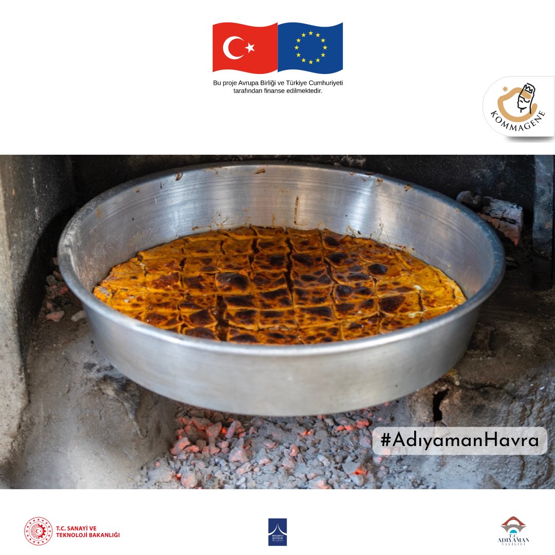 Adıyaman’da #Havra olarak bilinen bu yöresel tat, taş ocaklarda ve bakır tepsilerde pişirilir. Sunumunda bir klasik olan kare dilimleme yapılır. Adıyaman halkının sofralarından eksik etmediği bu eşsiz lezzeti sizler de deneyin.
#KommegeneyiKeşfet #AdıyamanıKeşfet #VisitCommagene