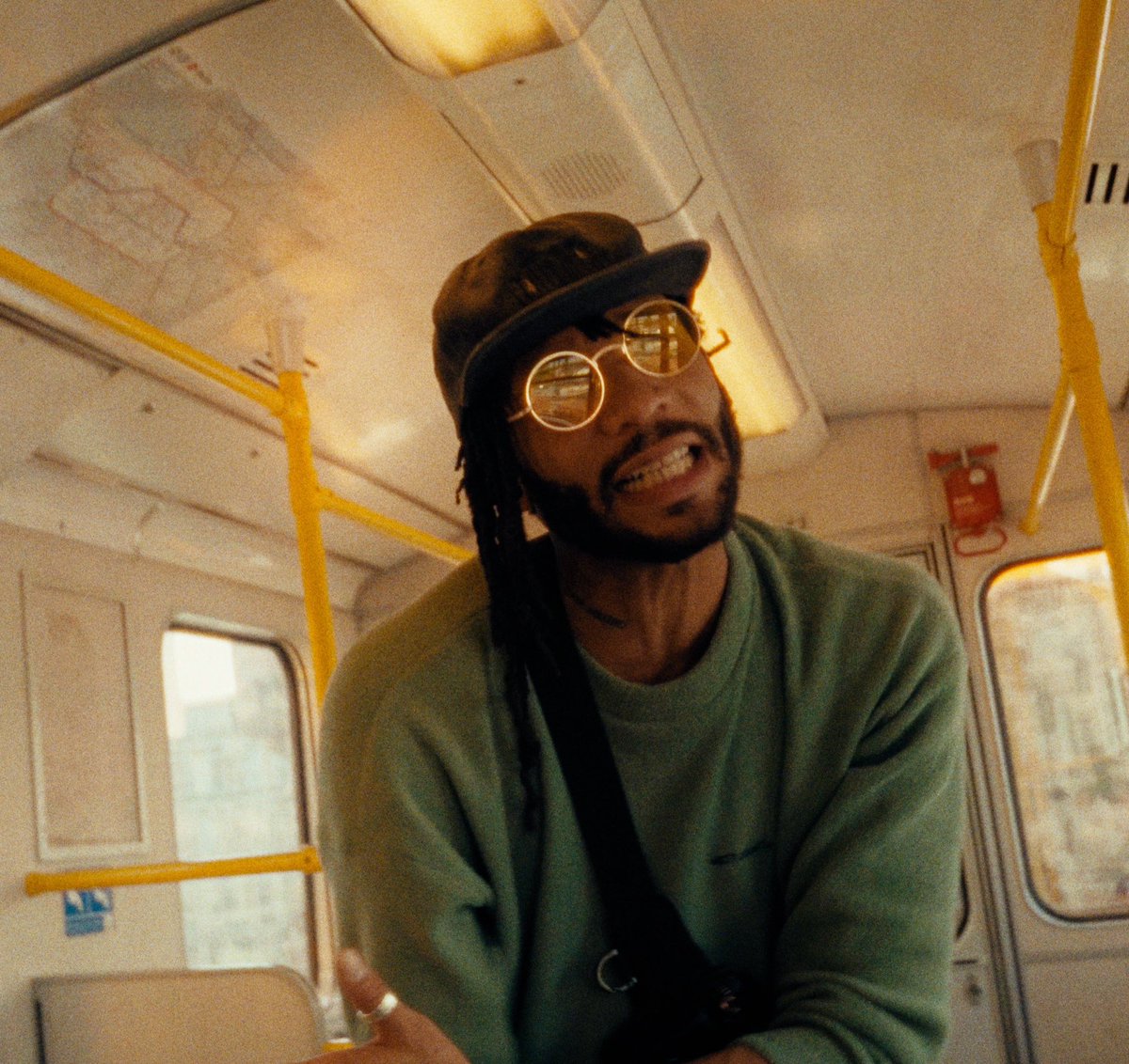 Premiere: 10 piece Hamburg soul crew The Angels Of Libra team up with Joél Davíd for Concrete Jungle 

Peep the video: 

bonafidemag.com/joel-david-the…

#soul #hiphop #funk 

cc <a href="/willwork4funk/">Willwork4funk</a>